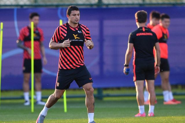 爱游戏手机版-广州队发布备战花絮；关键时刻状态回暖；意甲任务艰巨；高层口径保持一致(广州队引援最新消息)